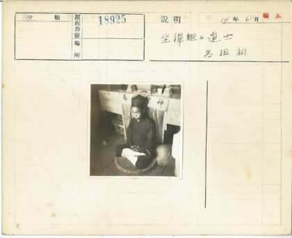 传统服饰人物室内静坐.jpg