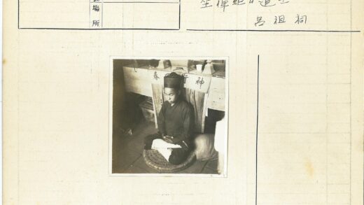 传统服饰人物室内静坐.jpg
