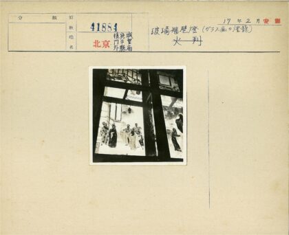传统服饰人物彩绘玻璃窗景.jpg