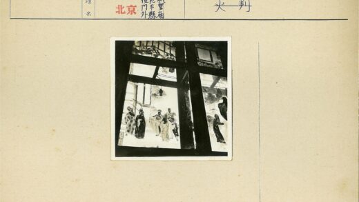 传统服饰人物彩绘玻璃窗景.jpg