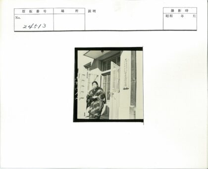 传统服饰人物站亚洲文字大楼门前.jpg