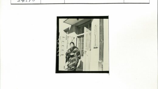 传统服饰人物站亚洲文字大楼门前.jpg