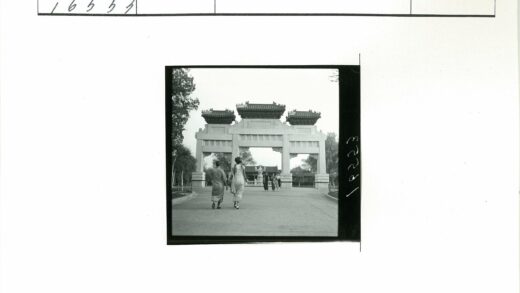 传统服饰人物走向大型拱门建筑.jpg