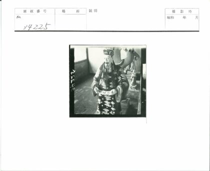 传统服饰人物雕像手持卷轴.jpg