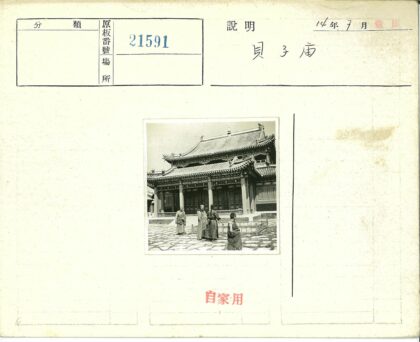 传统服饰人群与华丽古建筑前合影.jpg