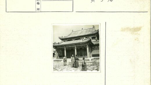 传统服饰人群与华丽古建筑前合影.jpg
