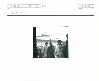 传统服饰人群与华丽建筑.jpg