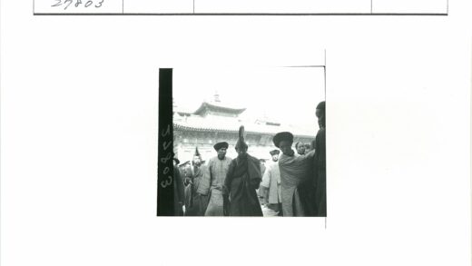 传统服饰人群与华丽建筑.jpg