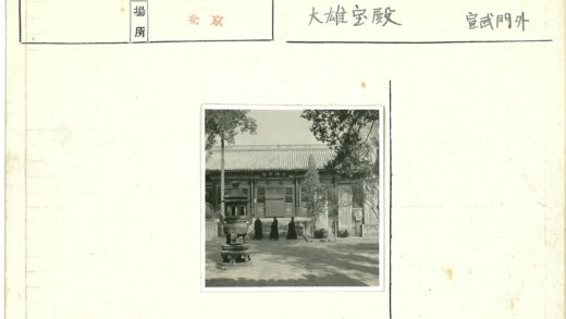 传统服饰人群与古建筑前香炉景观.jpg