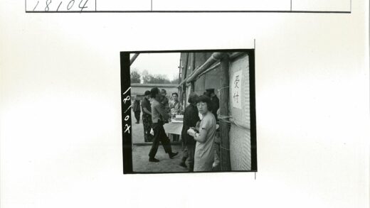 传统服饰人群与木结构建筑.jpg