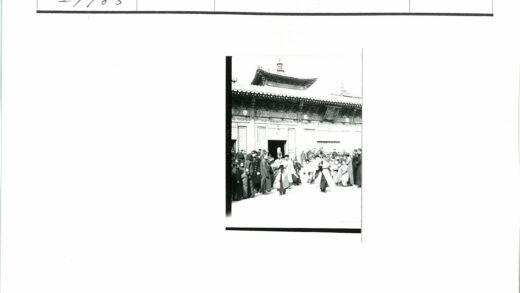 传统服饰人群与精美古建筑.jpg
