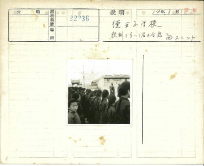 传统服饰人群与装饰屋顶建筑.jpg