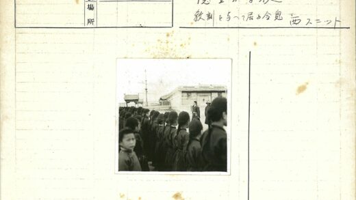 传统服饰人群与装饰屋顶建筑.jpg