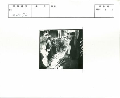 传统服饰人群参观建筑前展品.jpg