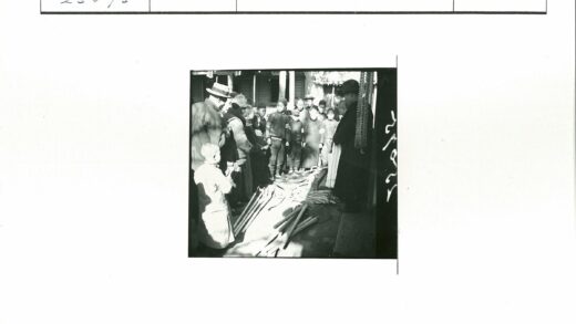 传统服饰人群参观建筑前展品.jpg