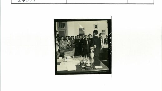传统服饰人群室内会议场景.jpg