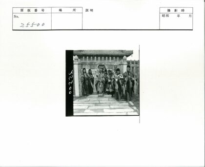 传统服饰人群庭院大门前.jpg