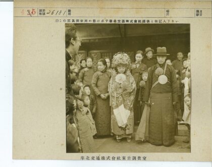 传统服饰人群建筑前合影.jpg