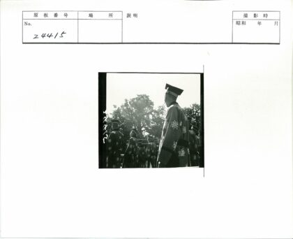 传统服饰人群户外合影.jpg