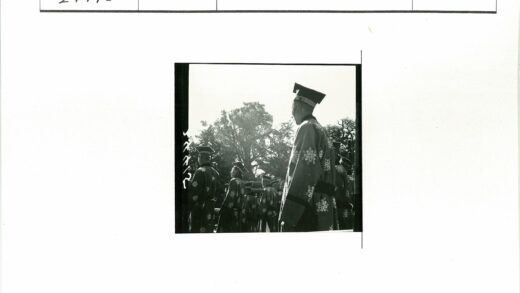 传统服饰人群户外合影.jpg