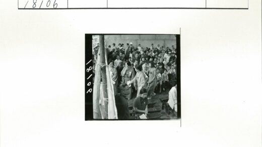 传统服饰人群户外聚会.jpg