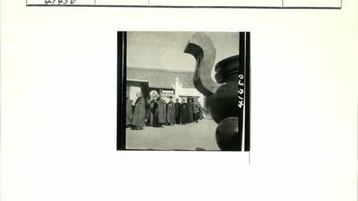 传统服饰人群排队古建筑前.jpg