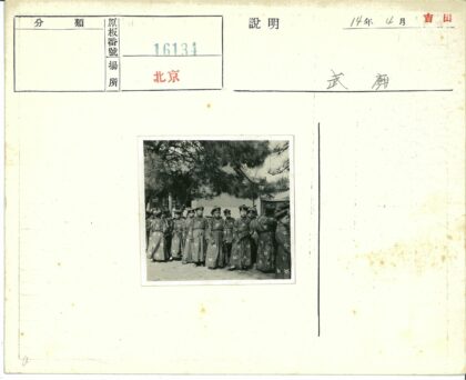 传统服饰人群松树建筑背景.jpg