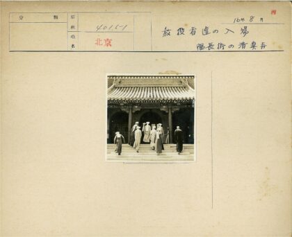 传统服饰人群步入雕花瓦顶建筑.jpg