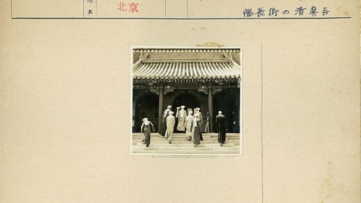 传统服饰人群步入雕花瓦顶建筑.jpg