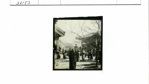 传统服饰人群聚集古建筑前.jpg
