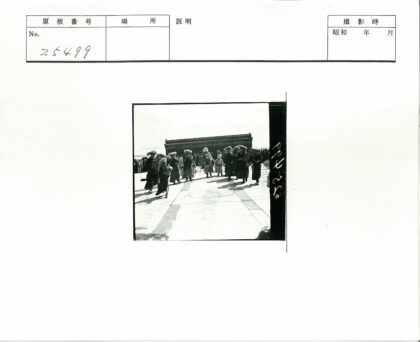 传统服饰人群聚集古建筑前.jpg