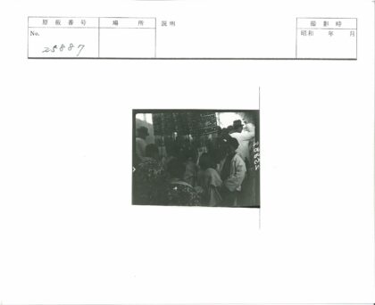 传统服饰人群聚集庆典.jpg