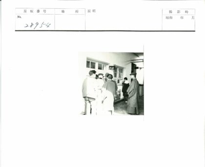 传统服饰人群聚集建筑外.jpg