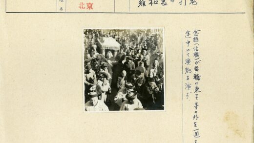 传统服饰人群聚集精美建筑.jpg