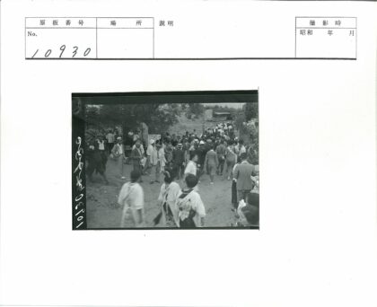 传统服饰人群行走林间土路.jpg