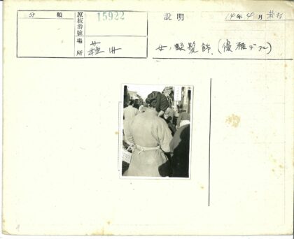 传统服饰人群街头行走.jpg