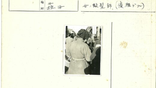 传统服饰人群街头行走.jpg