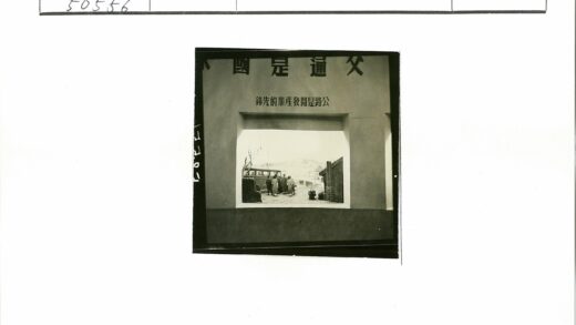 传统服饰人群走向山区公交车.jpg
