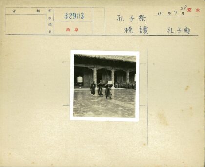 传统服饰人群走过华丽建筑庭院.jpg