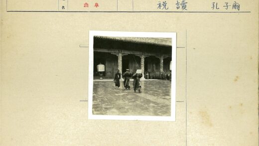 传统服饰人群走过华丽建筑庭院.jpg