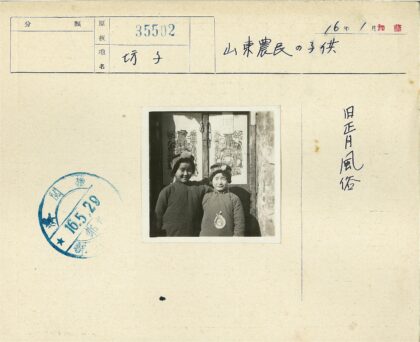 传统服饰儿童与装饰门建筑.jpg