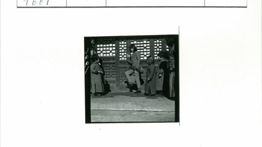 传统服饰儿童在几何木门前嬉戏.jpg