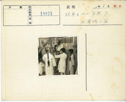 传统服饰儿童学习手工艺活动.jpg