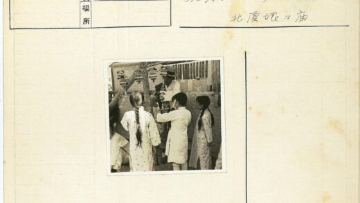 传统服饰儿童学习手工艺活动.jpg