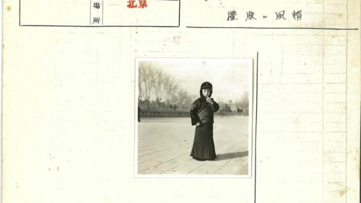 传统服饰儿童自然背景.jpg