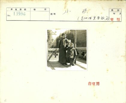 传统服饰兄妹庭院合影.jpg