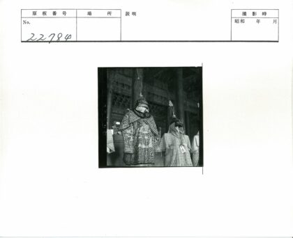 传统服饰头盔人体模型室内展示.jpg