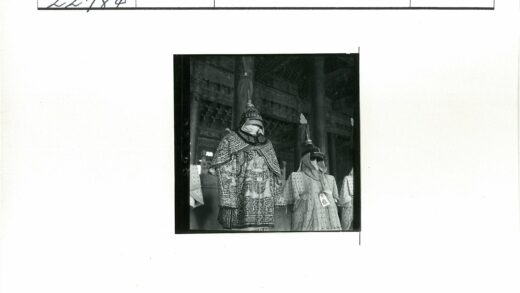 传统服饰头盔人体模型室内展示.jpg