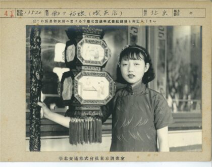 传统服饰女子与华丽灯笼.jpg
