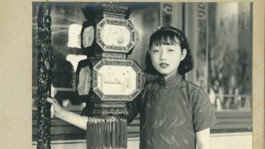 传统服饰女子与华丽灯笼.jpg